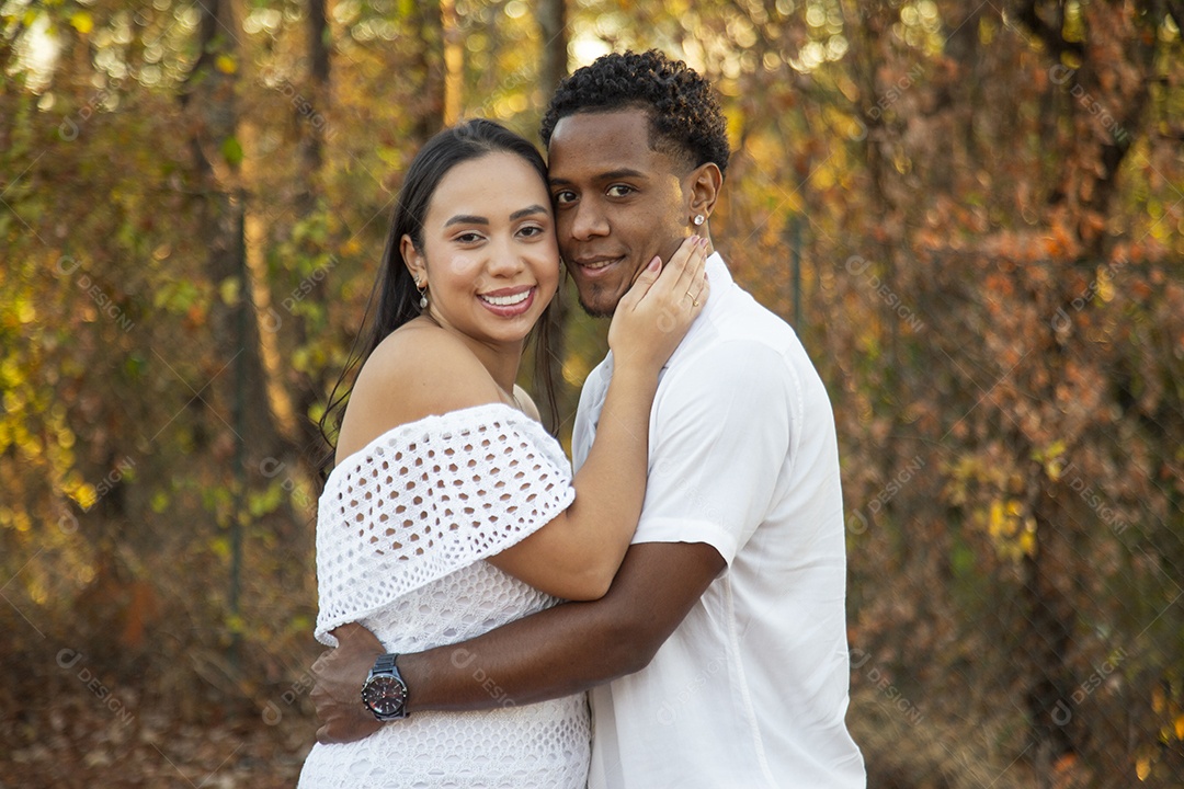 Lindo casal felizes sobre parque