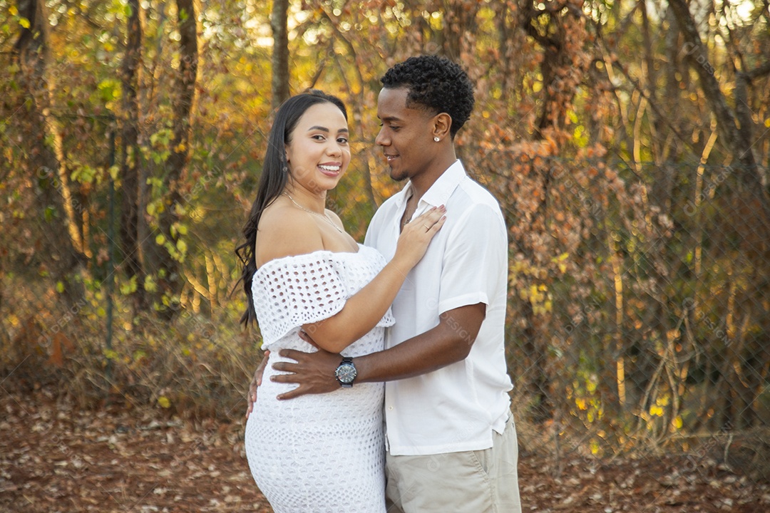 Lindo casal felizes sorridentes sobre parque