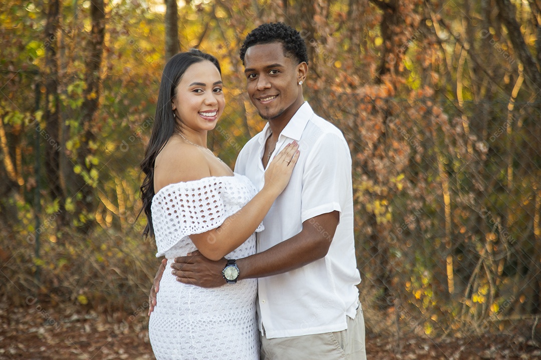 Lindo casal felizes sorridentes sobre parque