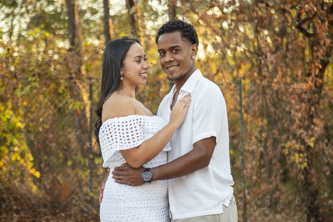 Lindo casal felizes sorridentes sobre parque