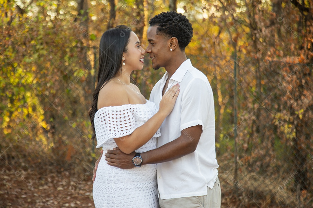 Lindo casal felizes sorridentes sobre parque