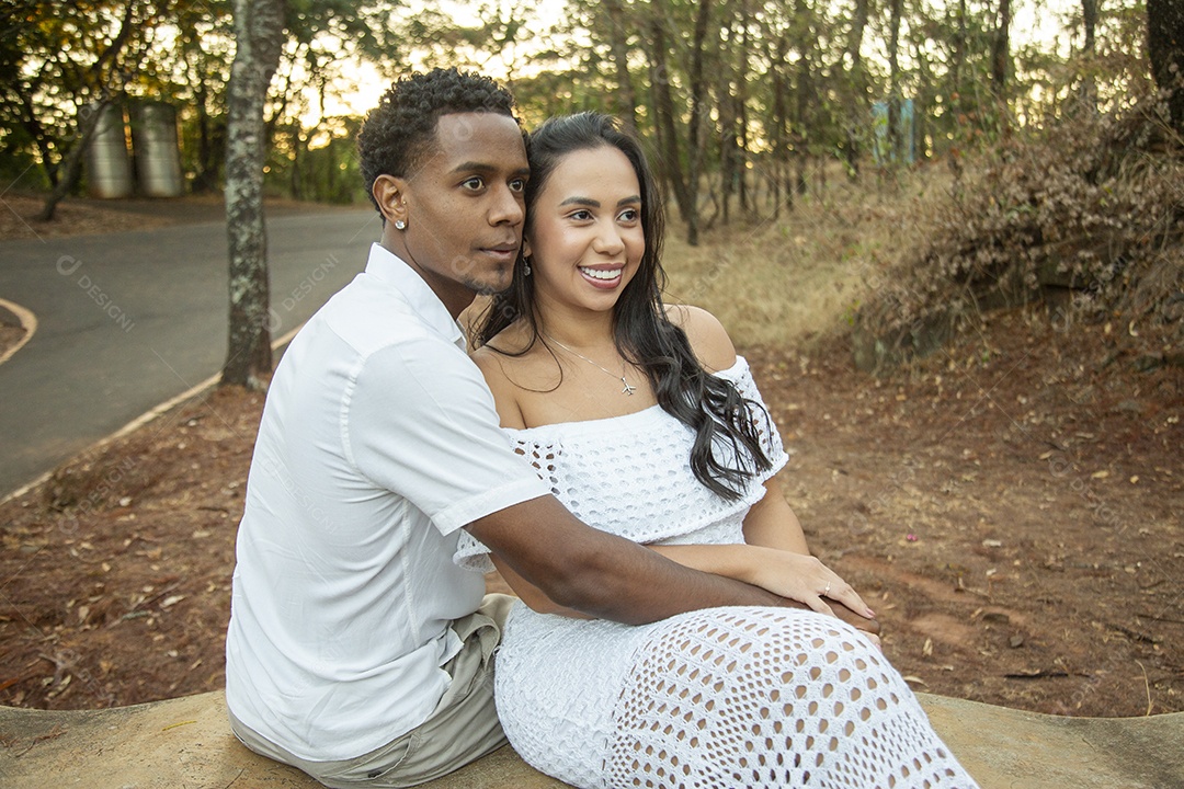 Lindo casal felizes sorridentes sobre parque