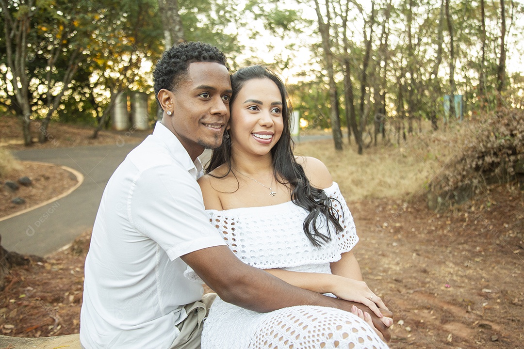 Lindo casal felizes sorridentes sobre parque
