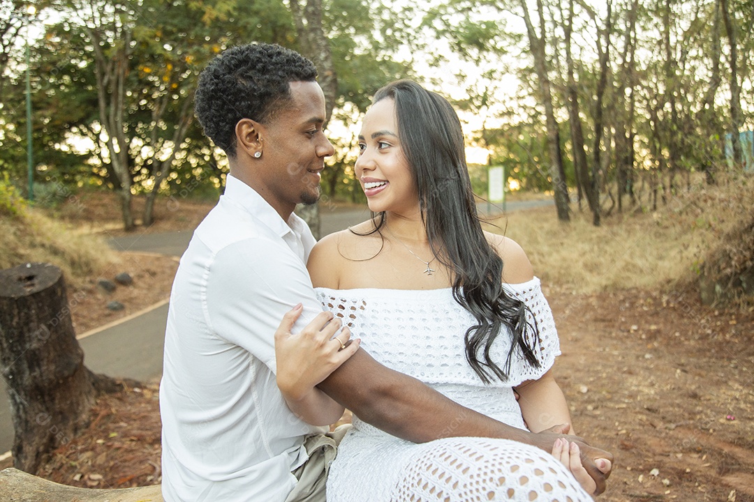 Lindo casal felizes sorridentes sobre parque