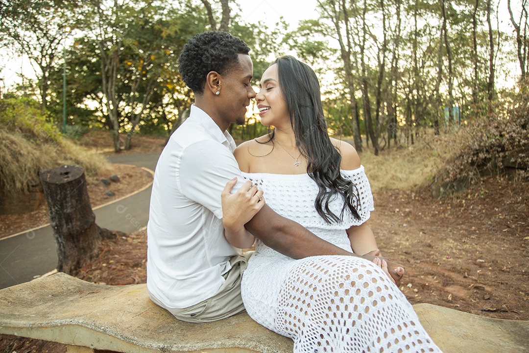 Lindo casal felizes sorridentes sobre parque