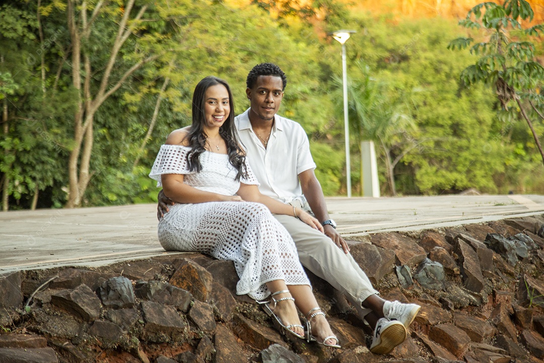 Lindo casal felizes sorridentes sobre parque
