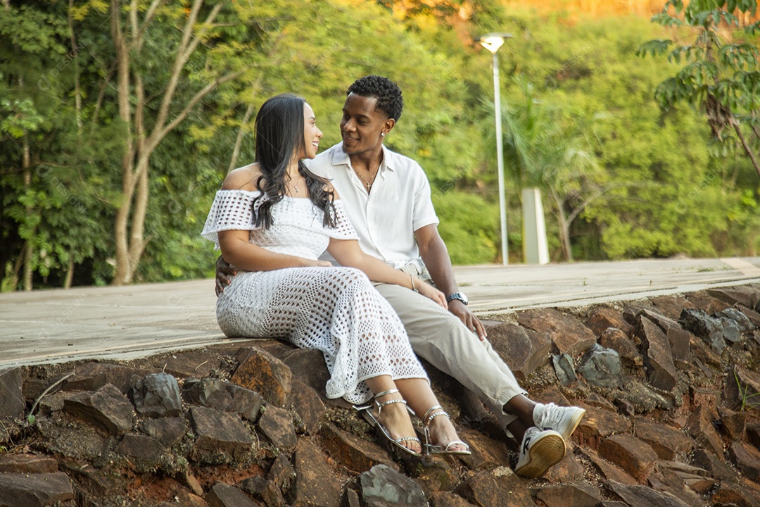 Lindo casal felizes sorridentes sobre parque