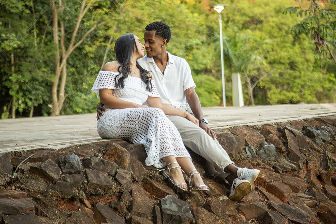 Lindo casal felizes sorridentes sobre parque