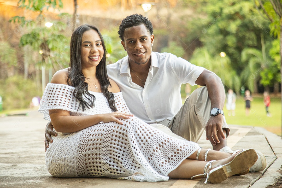 Lindo casal felizes sorridentes sobre parque