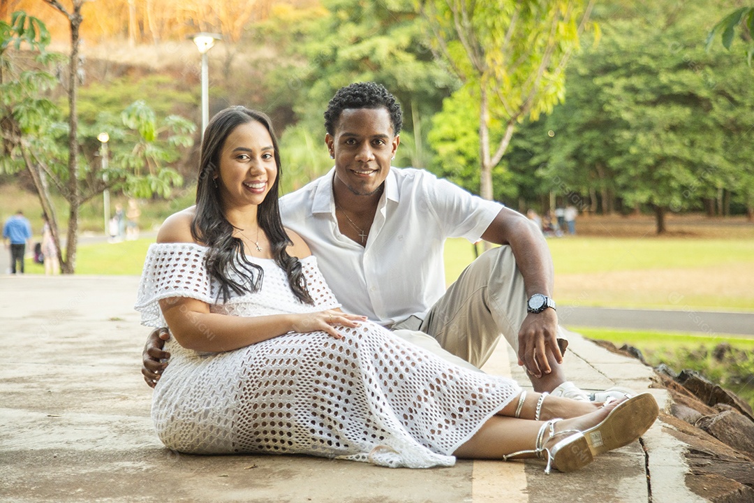 Lindo casal felizes sorridentes sobre parque