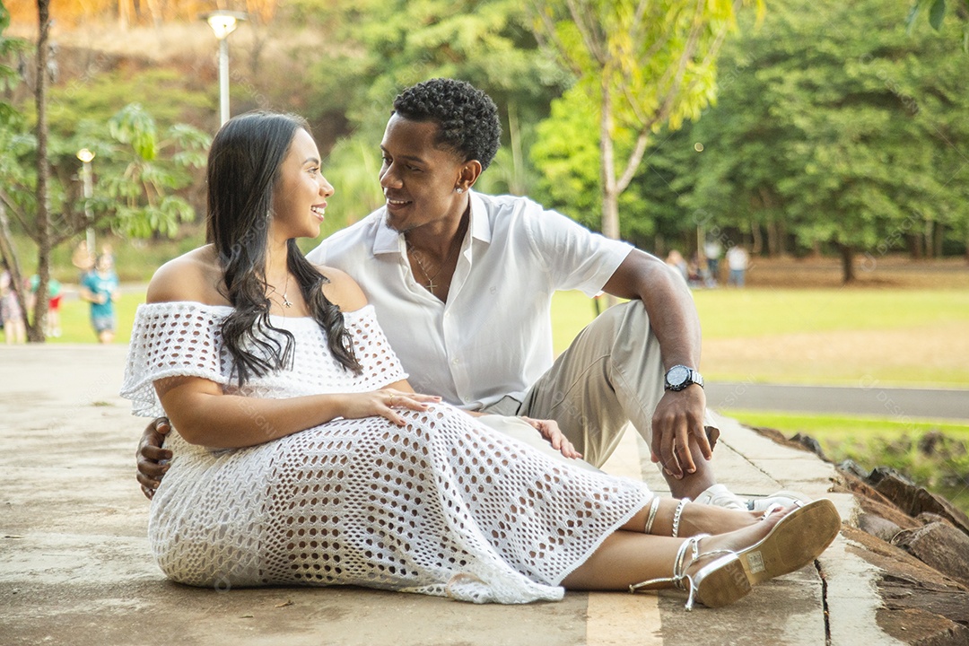 Lindo casal felizes sorridentes sobre parque
