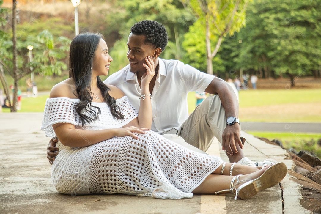 Lindo casal felizes sorridentes sobre parque