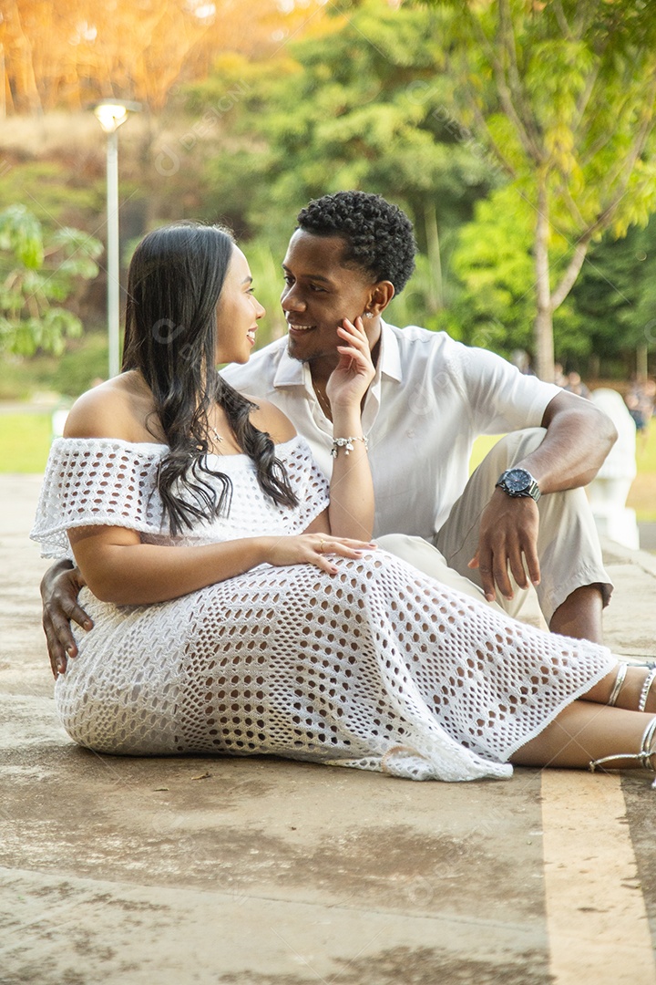 Lindo casal felizes sorridentes sobre parque
