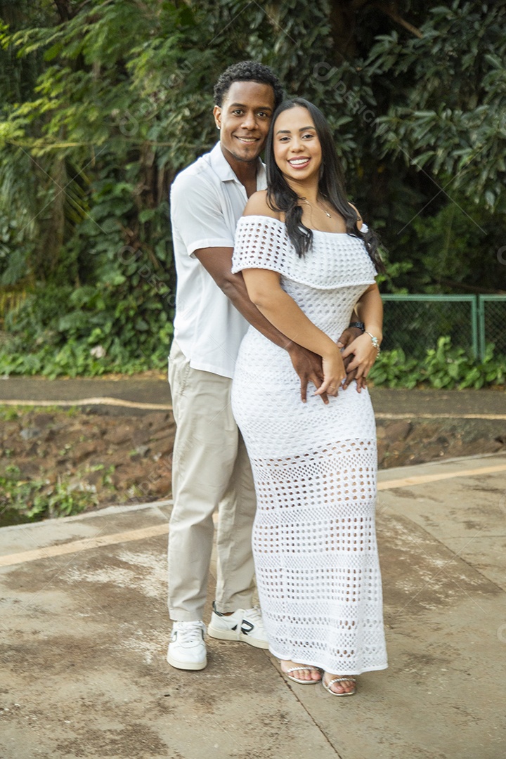 Lindo casal felizes sorridentes sobre parque