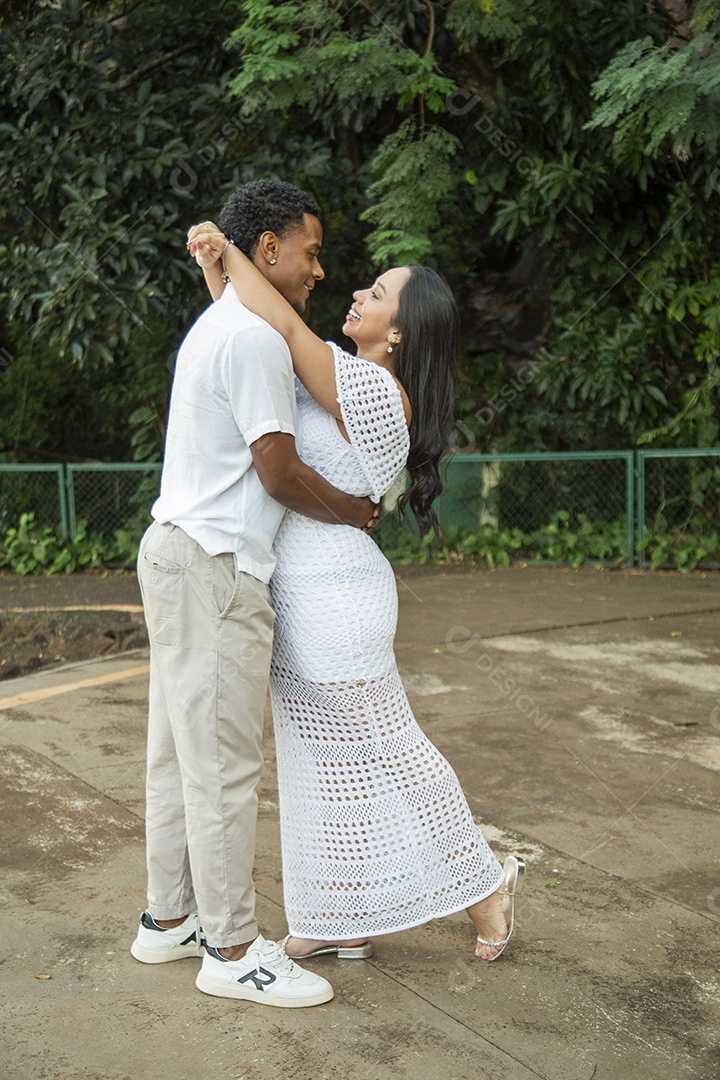 Lindo casal felizes sorridentes sobre parque