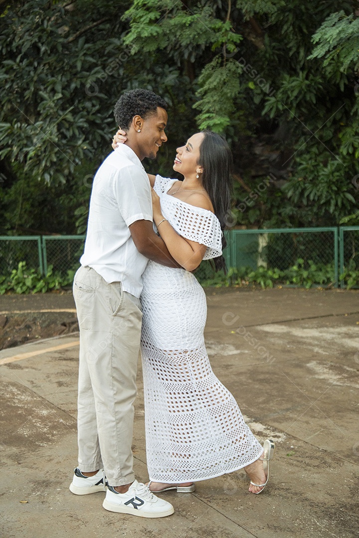 Lindo casal felizes sorridentes sobre parque