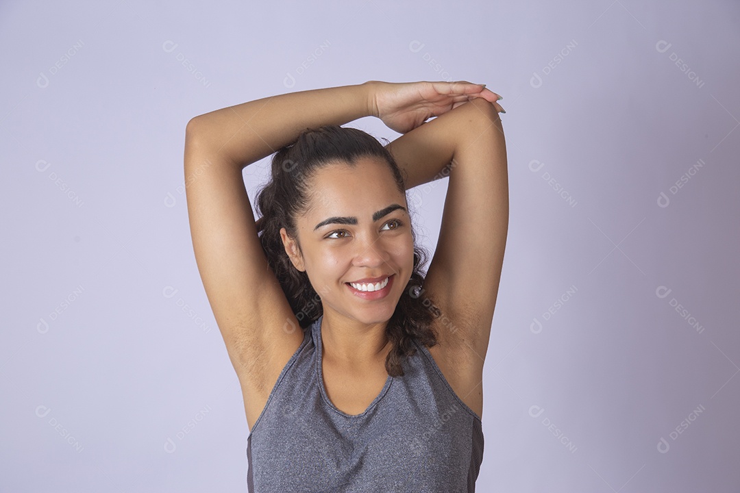 Linda mulher jovem garota se preparando para fazer uma atividade física