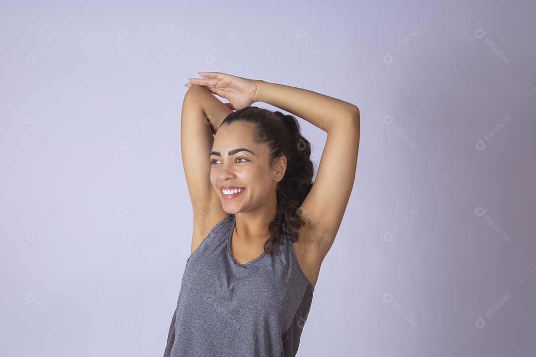 Linda mulher jovem garota se preparando para fazer uma atividade física