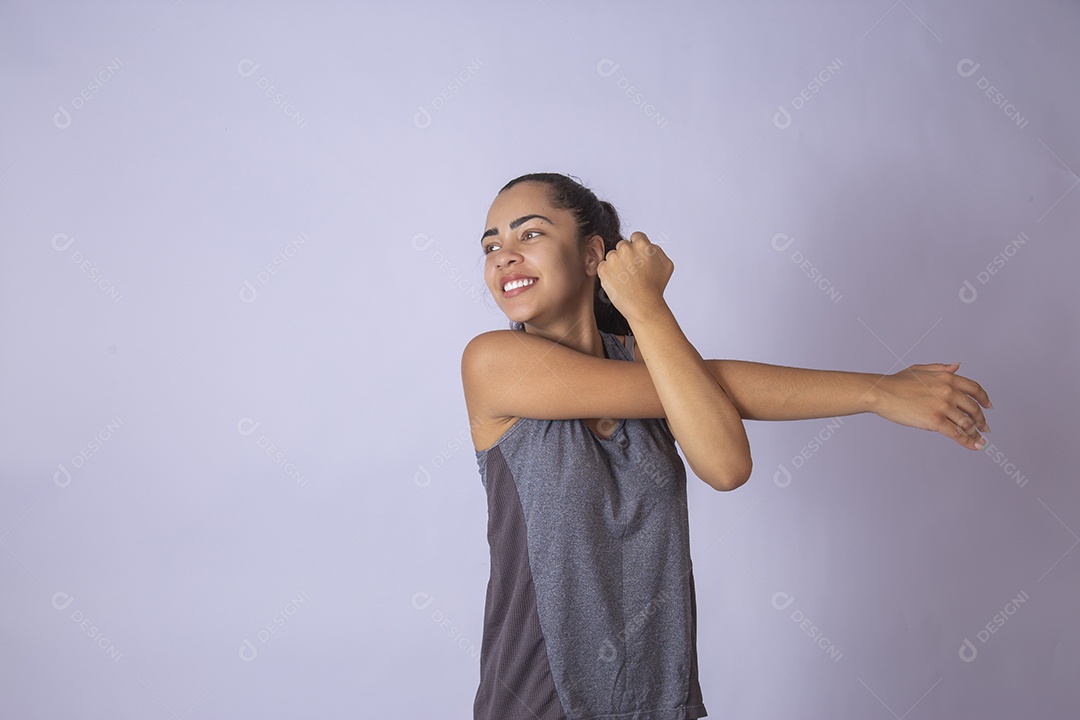 Linda mulher jovem garota se preparando para fazer uma atividade física