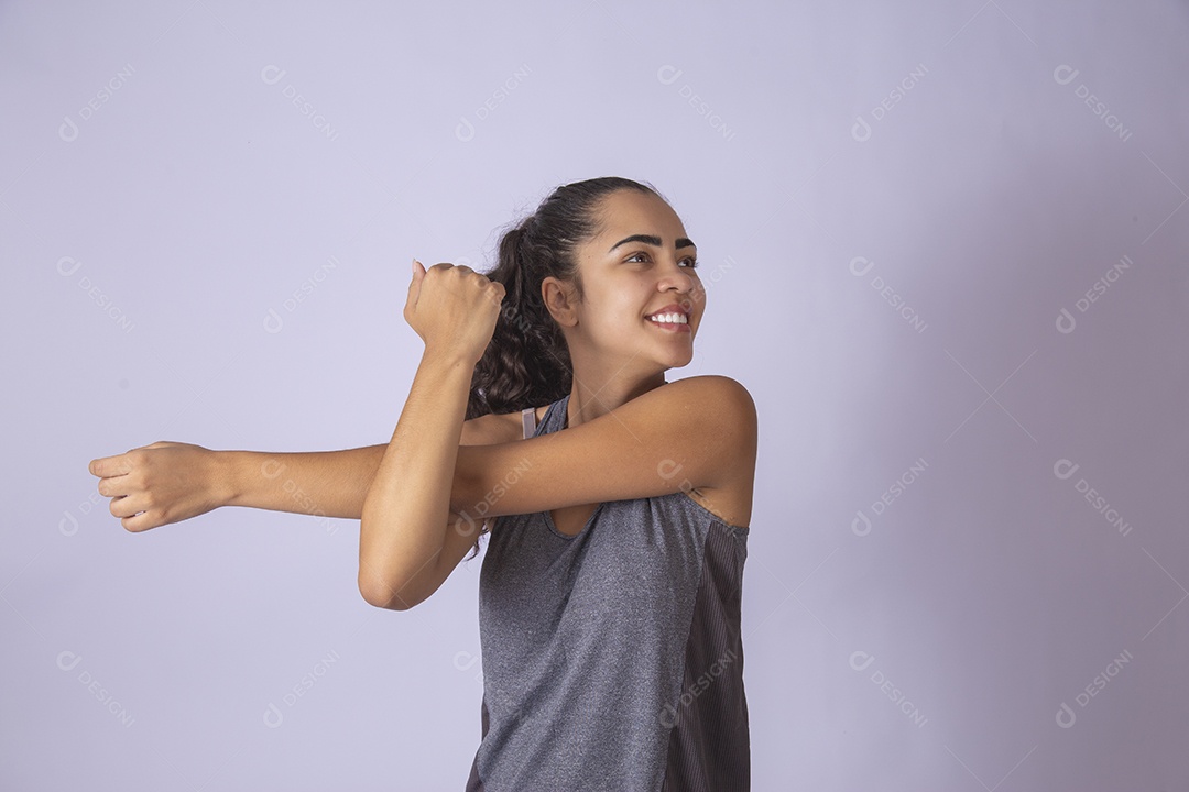Linda mulher jovem garota se preparando para fazer uma atividade física