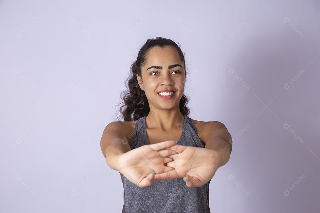Linda mulher jovem garota se preparando para fazer uma atividade física
