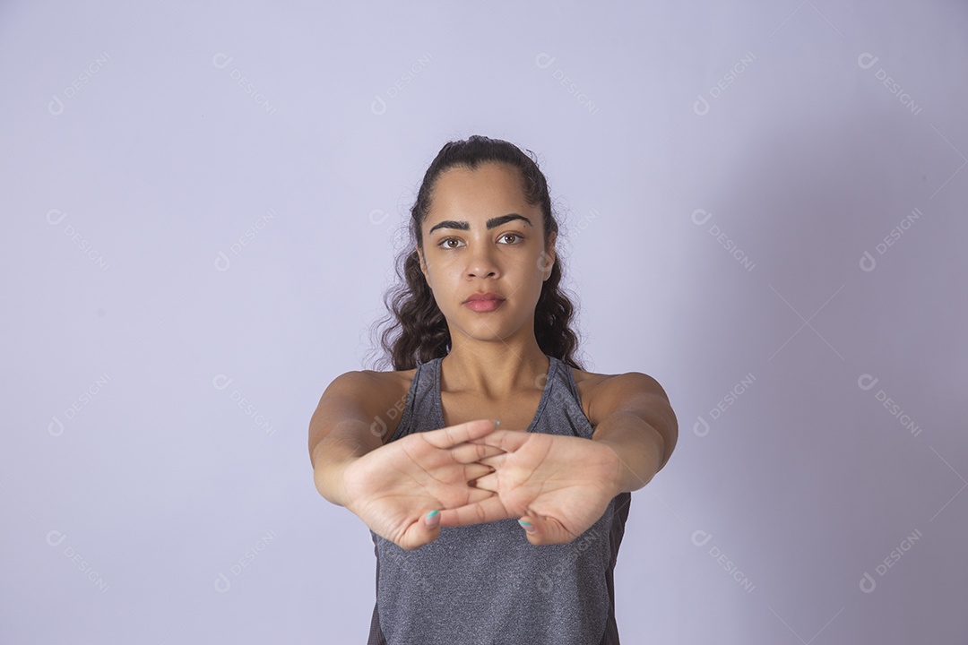 Linda mulher jovem garota se preparando para fazer uma atividade física
