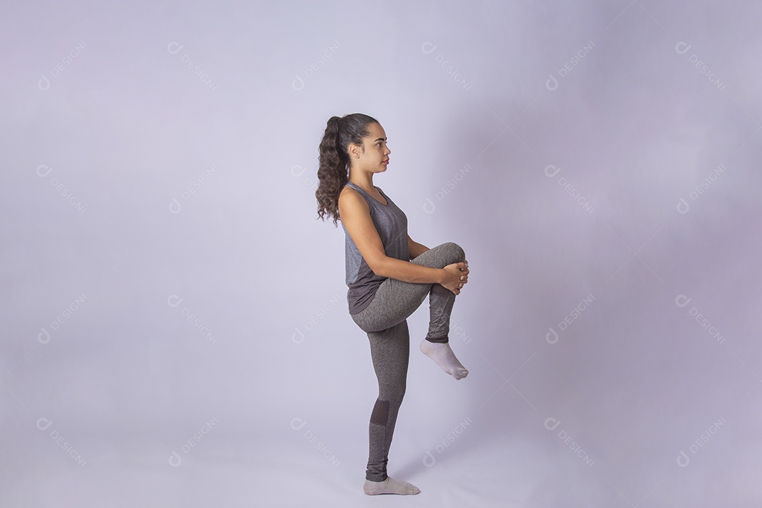 Linda mulher jovem garota se preparando para fazer uma atividade física