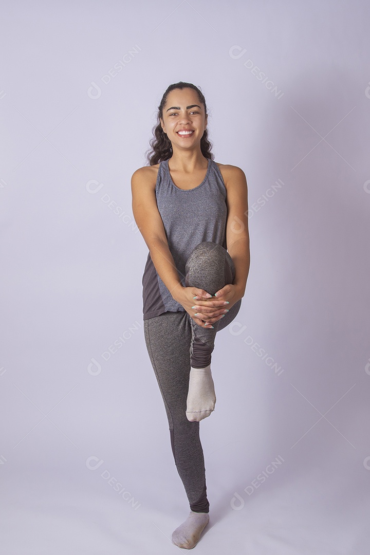 Linda mulher jovem garota se preparando para fazer uma atividade física