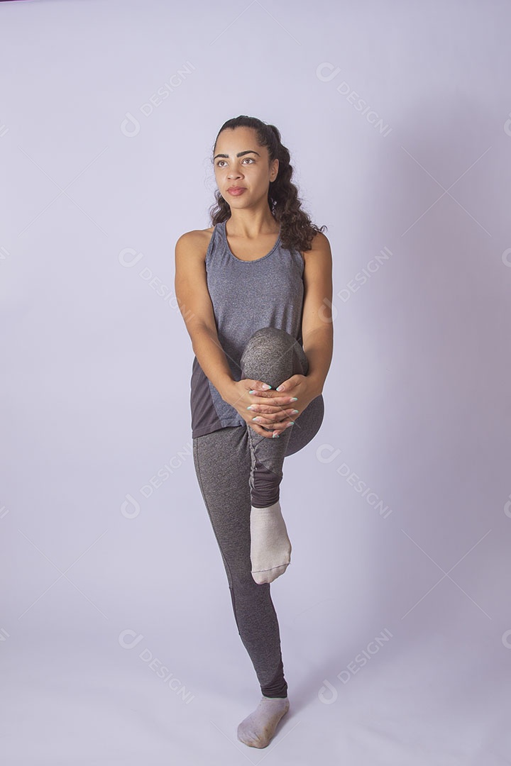 Linda mulher jovem garota se preparando para fazer uma atividade física