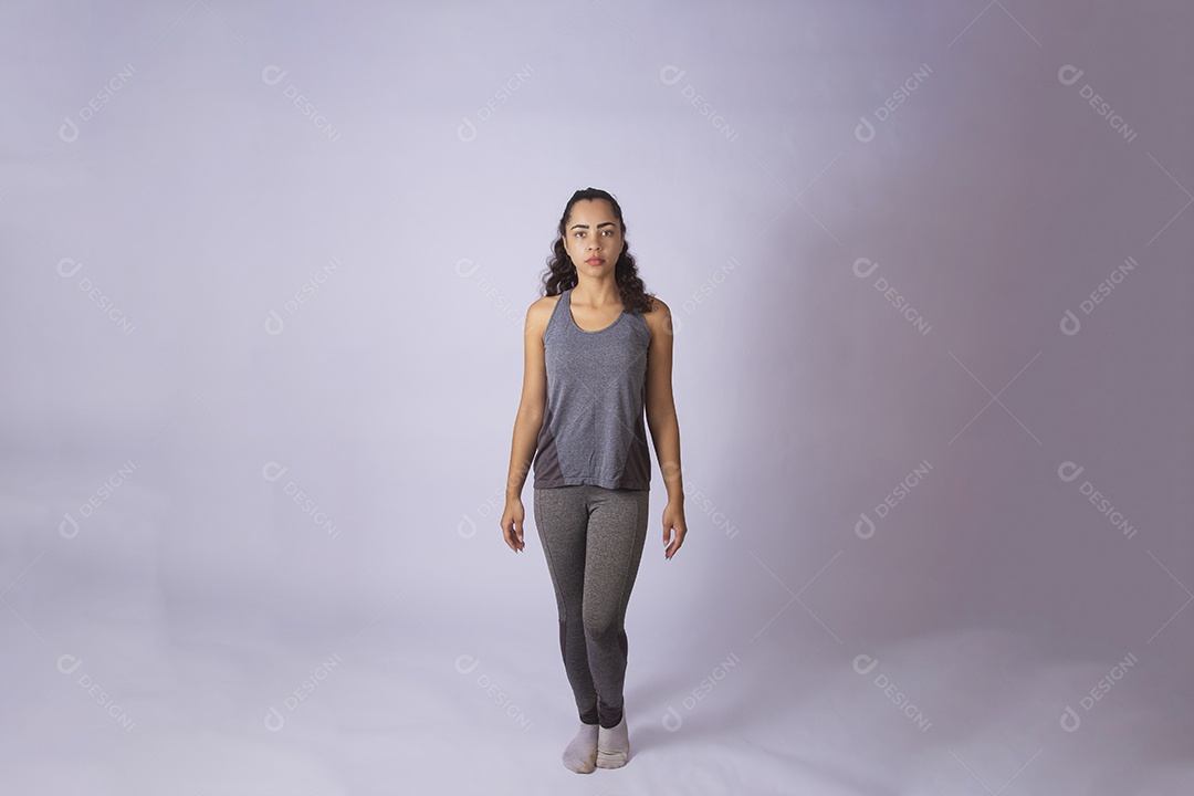 Linda mulher jovem garota se preparando para fazer uma atividade física