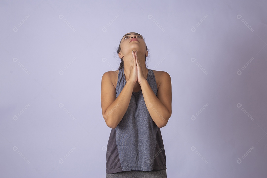 Linda mulher jovem garota se preparando para fazer uma atividade física