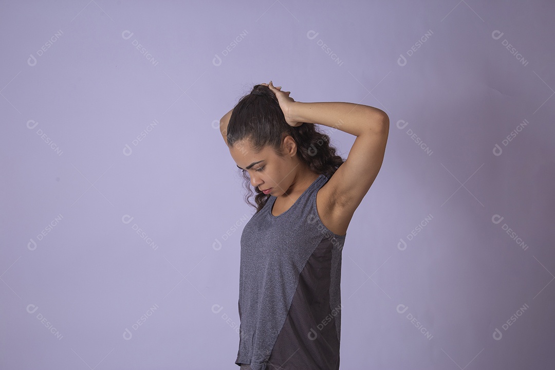 Linda mulher jovem garota se preparando para fazer uma atividade física