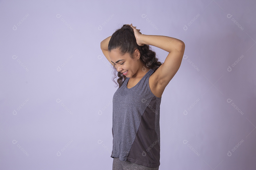 Linda mulher jovem garota se preparando para fazer uma atividade física