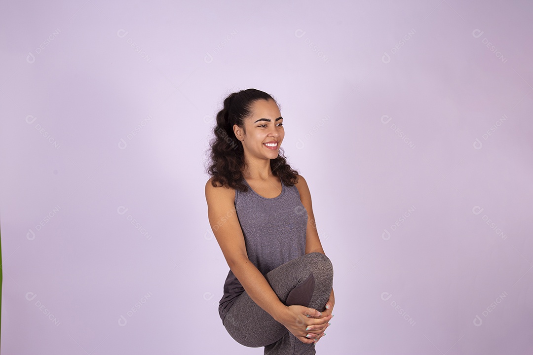 Linda mulher jovem garota sobre fundo isolado