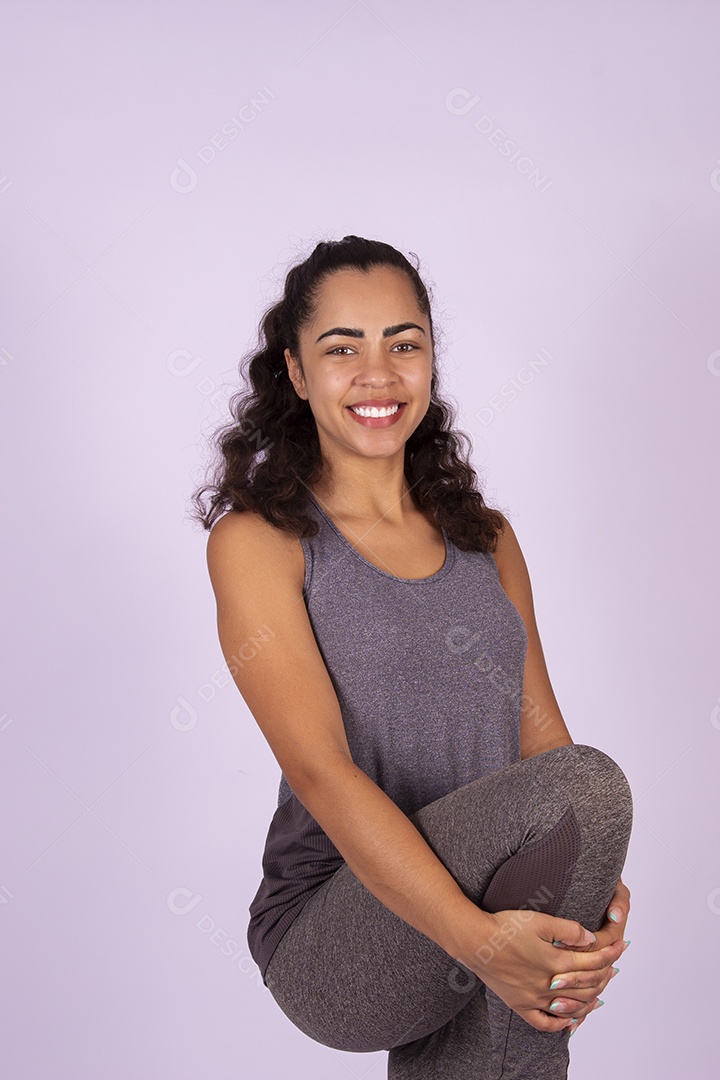 Linda mulher jovem garota sobre fundo isolado