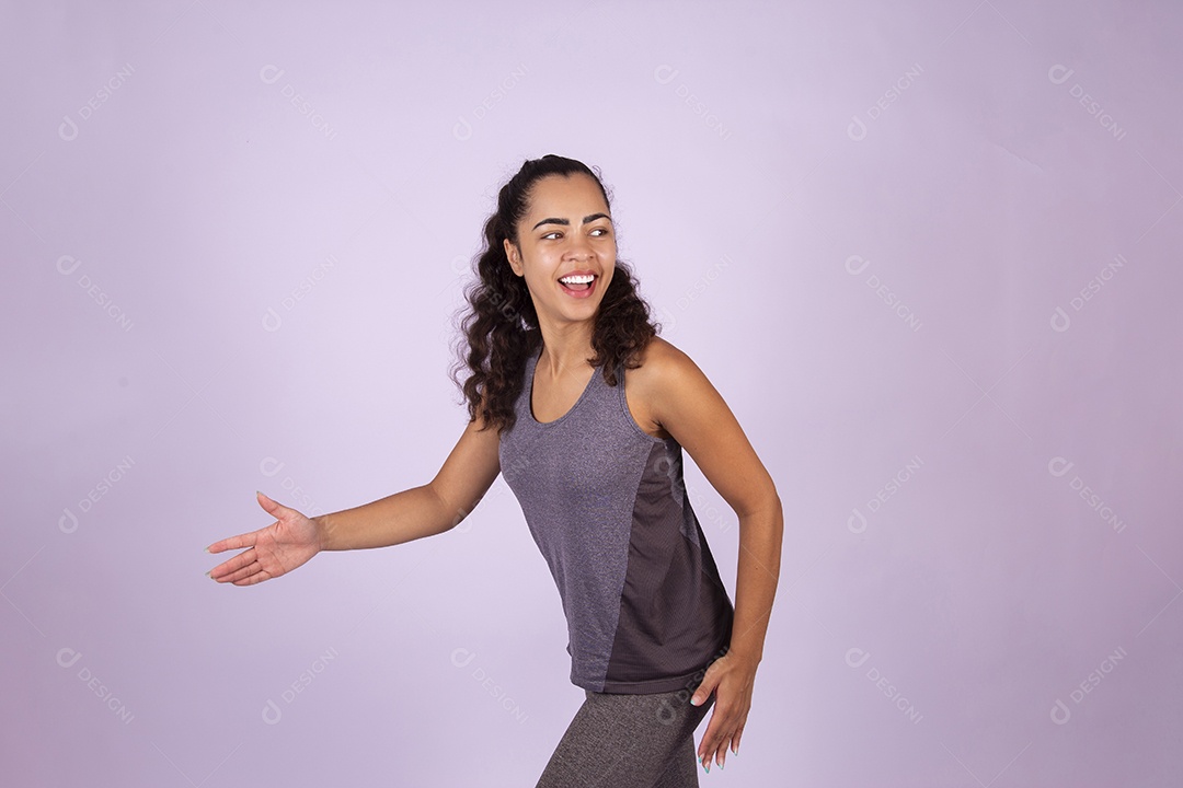 Linda mulher jovem garota sobre fundo isolado