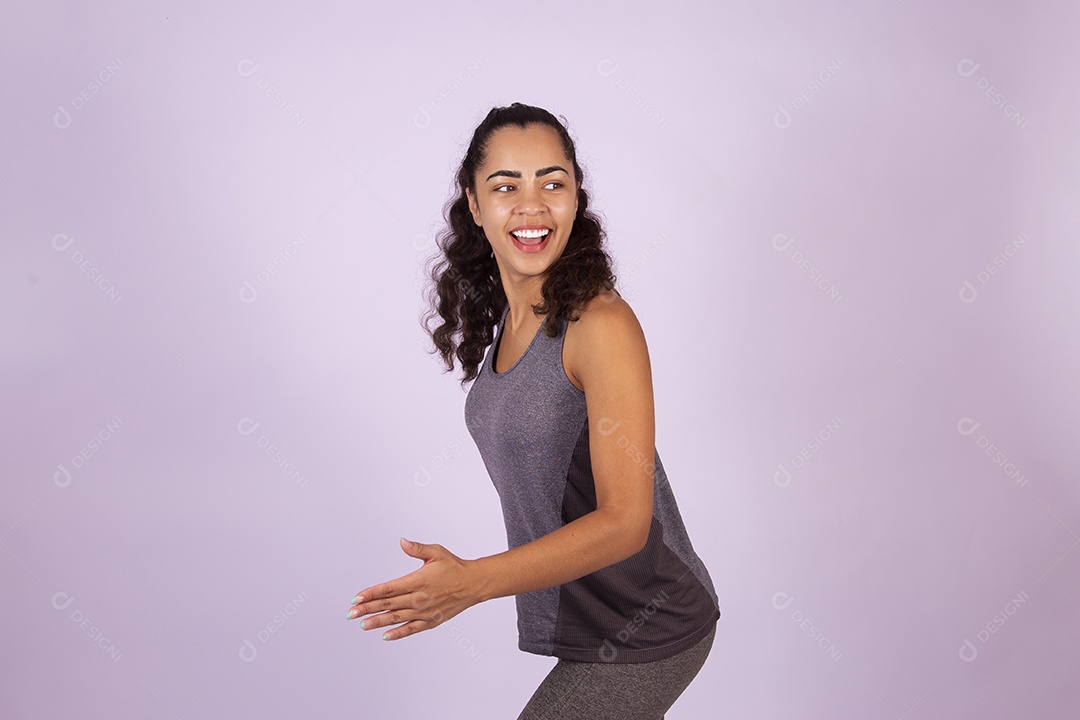 Linda mulher jovem garota sobre fundo isolado