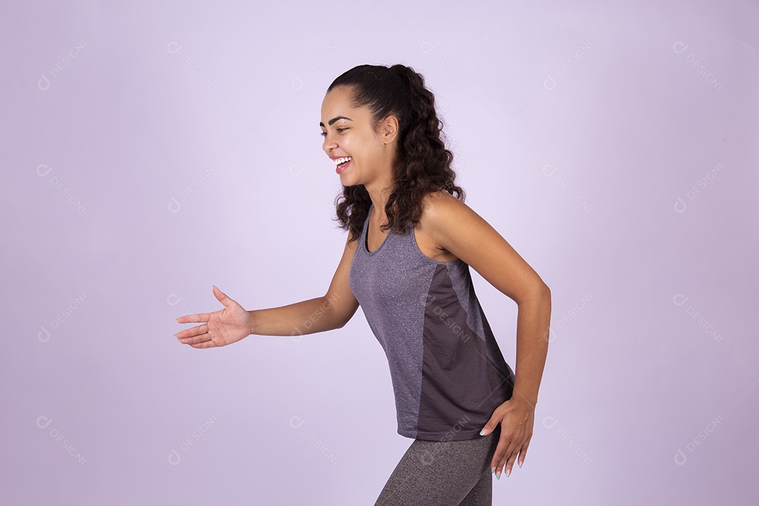 Linda mulher jovem garota sobre fundo isolado