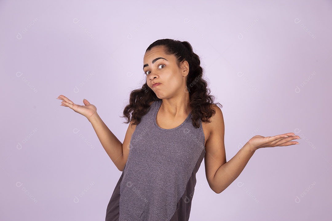 Linda mulher jovem garota sobre fundo isolado