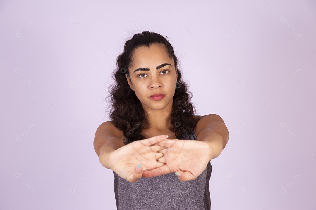 Linda mulher jovem garota sobre fundo isolado