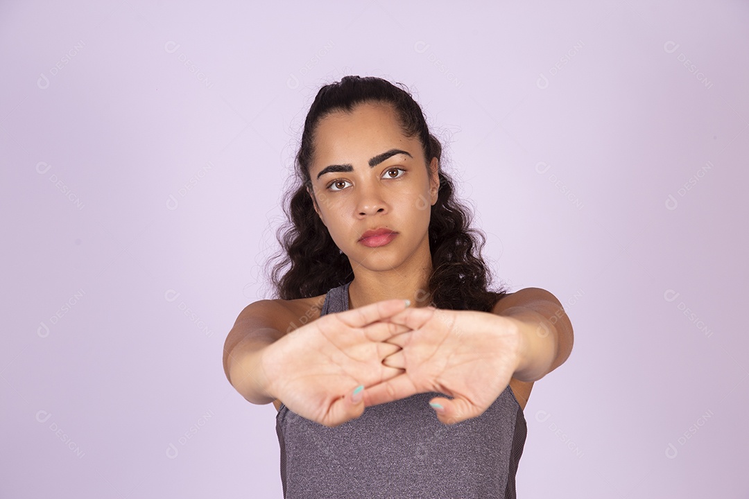 Linda mulher jovem garota sobre fundo isolado