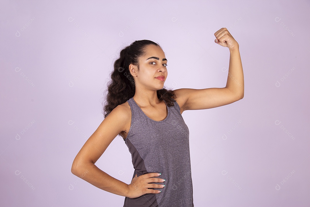 Linda mulher jovem garota sobre fundo isolado