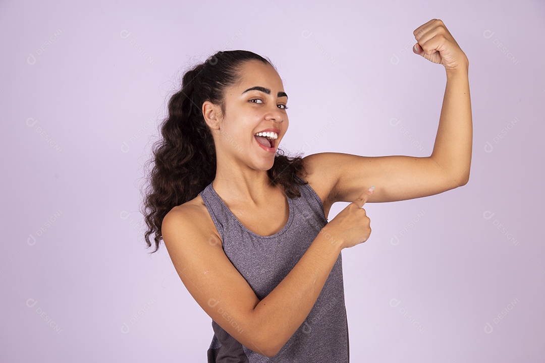 Linda mulher jovem garota sobre fundo isolado