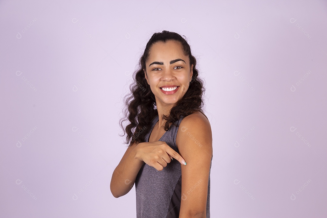 Linda mulher jovem garota sobre fundo isolado