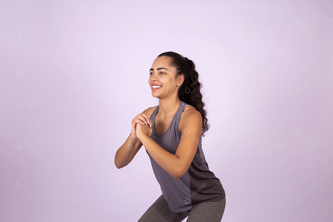 Linda mulher jovem garota sobre fundo isolado