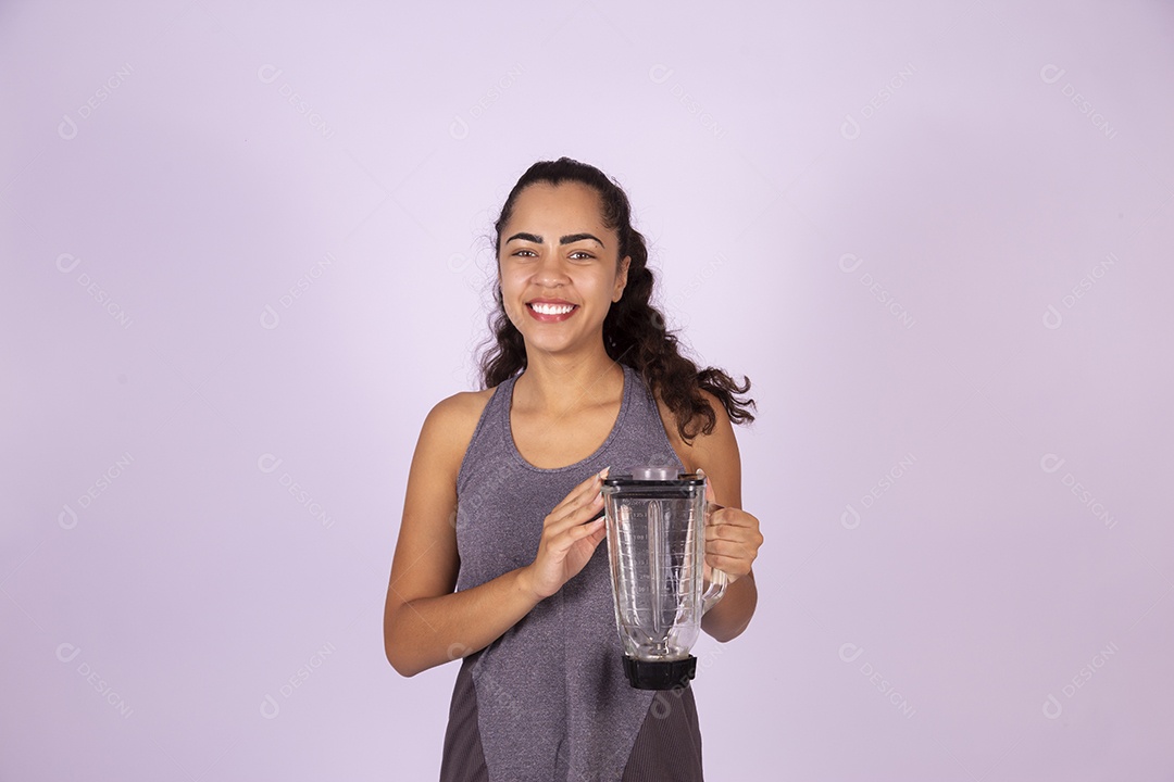 Linda mulher jovem garota sobre fundo isolado segurando liquidificador