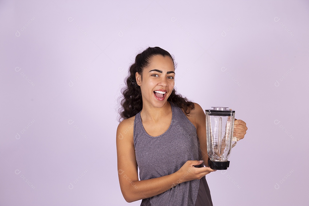 Linda mulher jovem segurando liquidificador