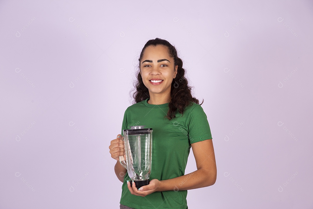 Linda mulher jovem garota sobre fundo isolado segurando liquidificador