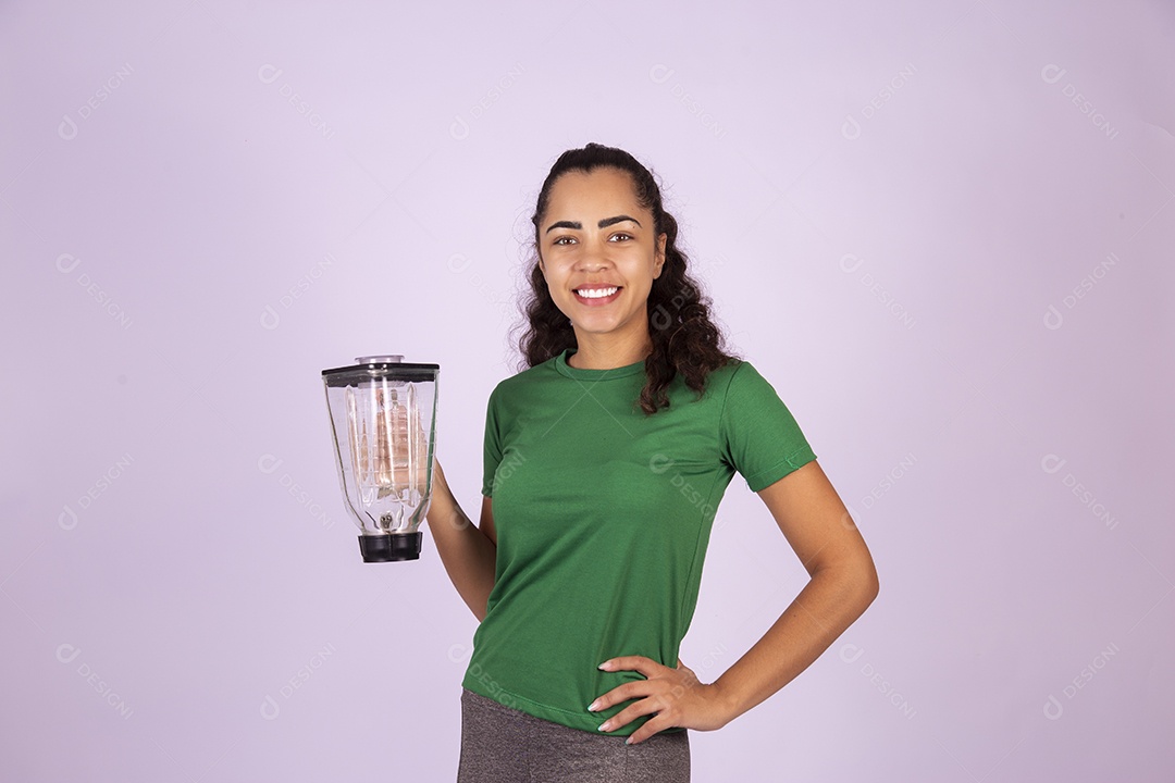 Linda mulher jovem garota sobre fundo isolado segurando liquidificador