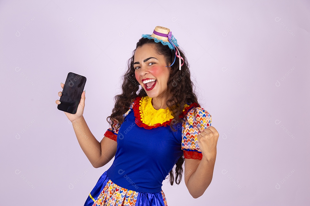 Linda mulher jovem usando roupas típicas de festa junina